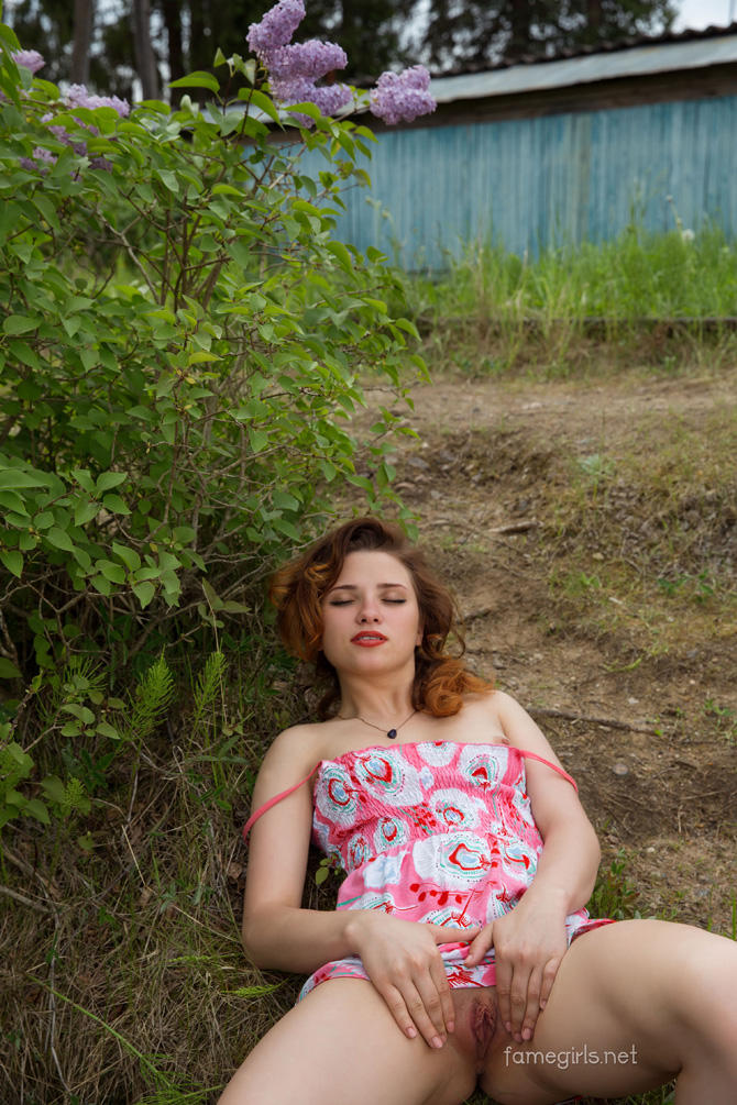 Голая на речке