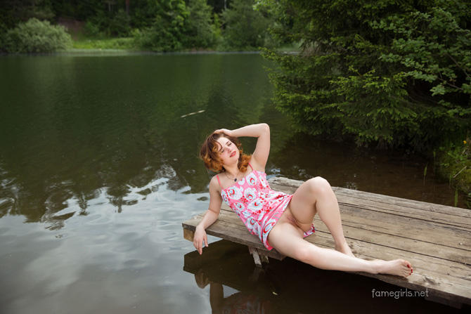 Голая на речке