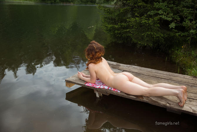 Голая на речке