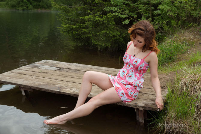 Голая на речке