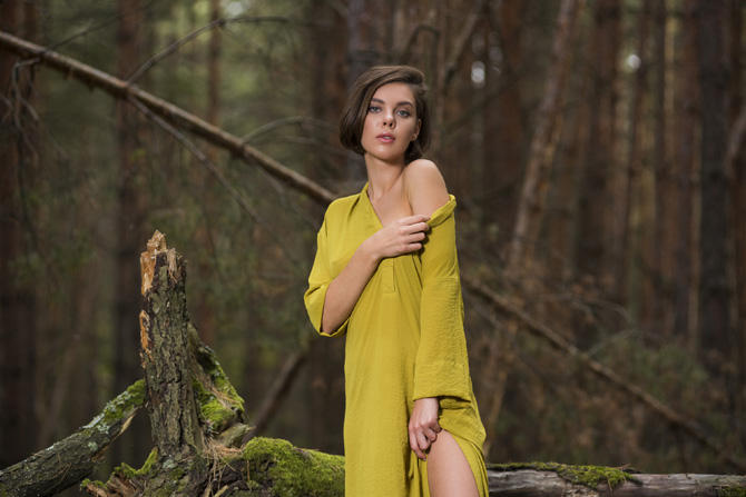 Голая девушка в лесу