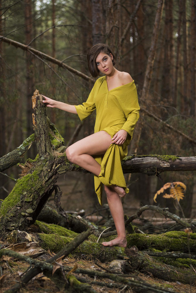 Голая девушка в лесу