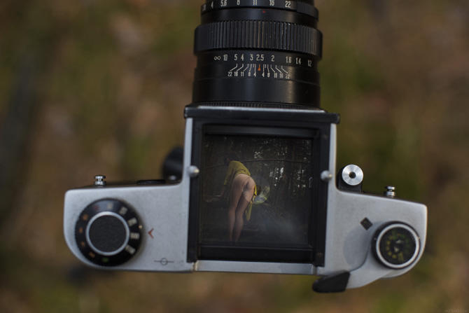 Голая девушка в лесу