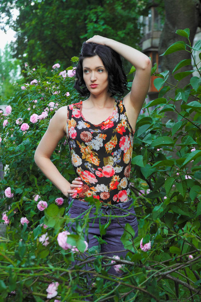 Голая мадам возле дерева