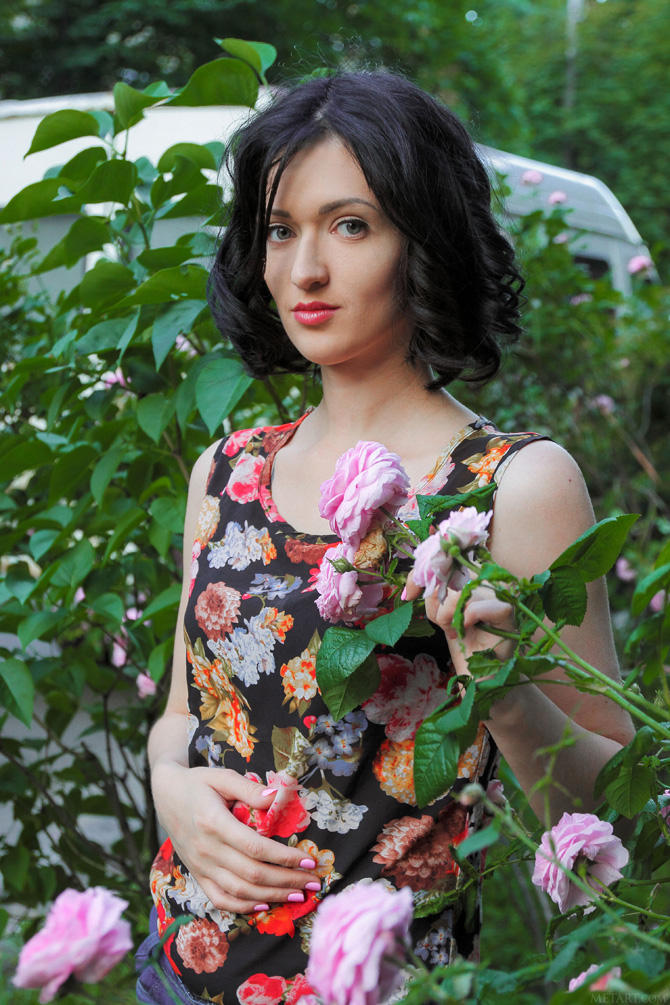 Голая мадам с цветами