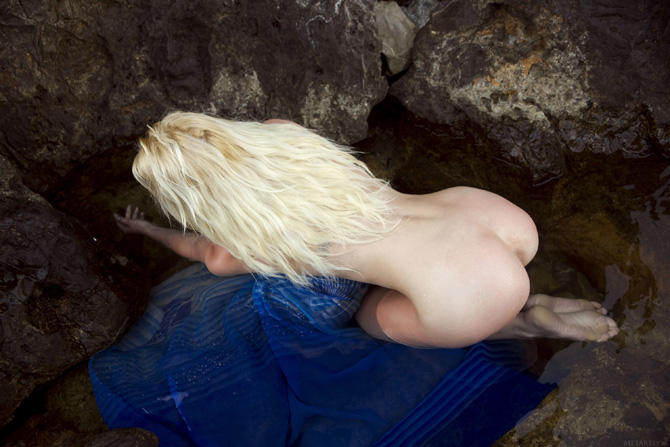 Фото голая блондинка раком