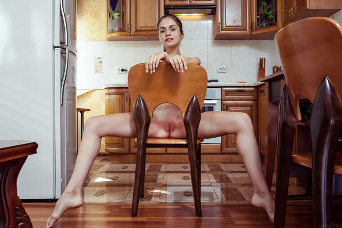 Худая узкая попка девушки в 19 лет