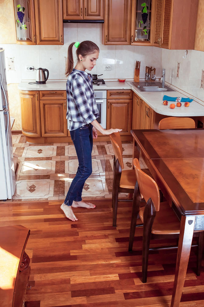 Худая узкая попка девушки в 19 лет