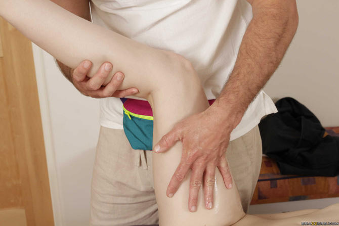 Дала по яйцам массажисту и была оттрахана