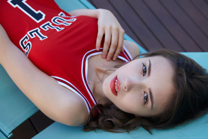 Фотографии голой девчонки на шезлонге