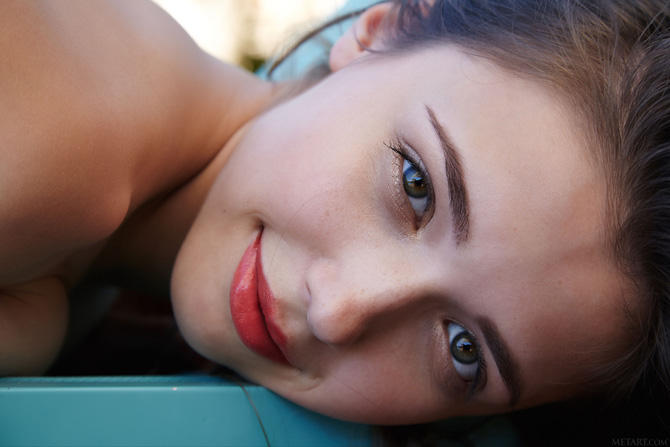 Фотографии голой девчонки на шезлонге