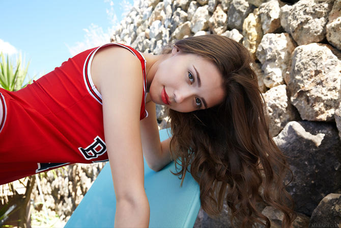 Фотографии голой девчонки на шезлонге