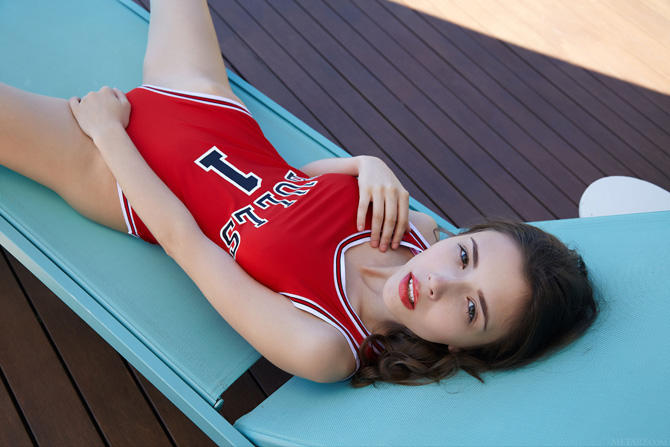 Фотографии голой девчонки на шезлонге