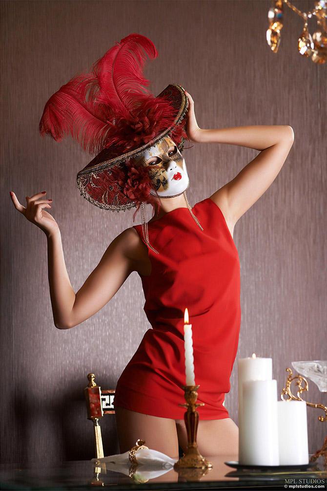 фото девушка в маске