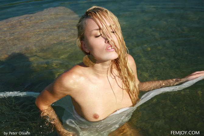 мокрая девушка