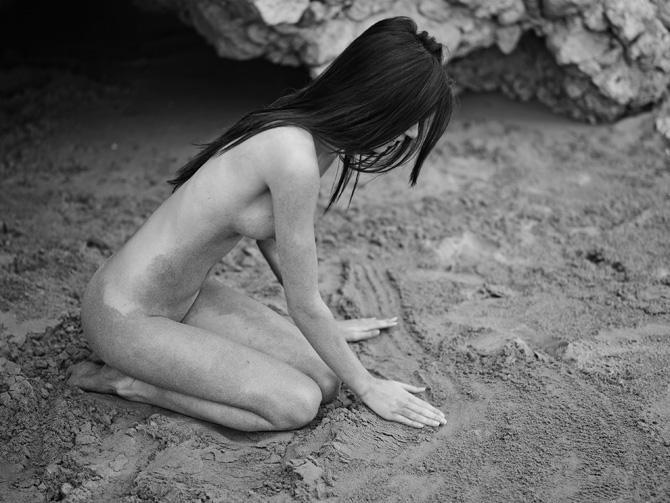 чёрно белое фото красивой девушки