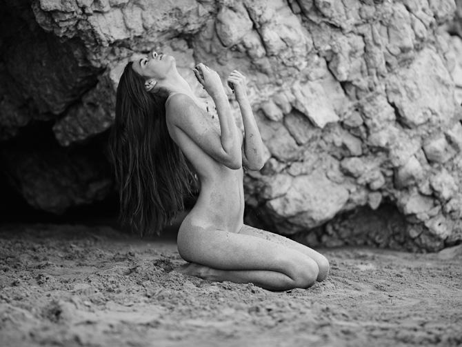 чёрно белое фото красивой девушки