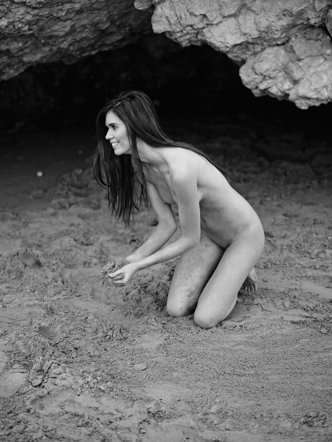 чёрно белое фото красивой девушки