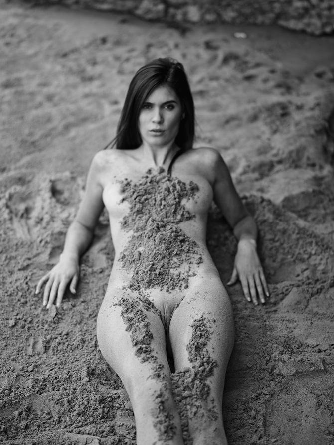 чёрно белое фото красивой девушки