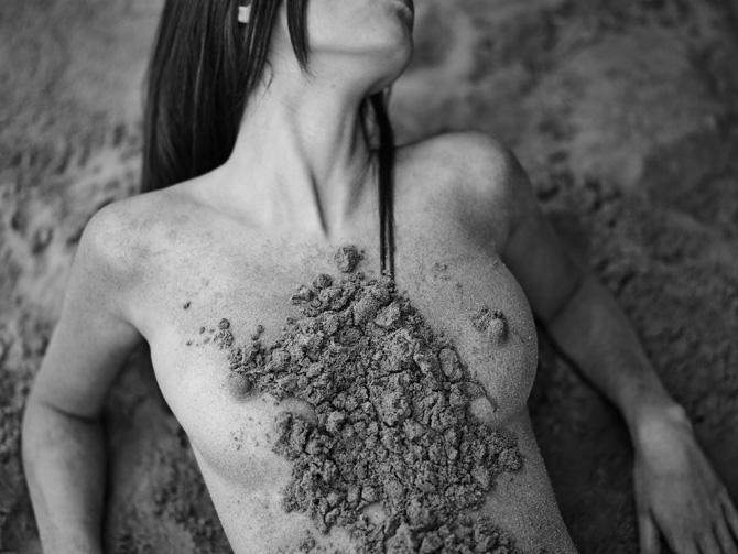 чёрно белое фото красивой девушки