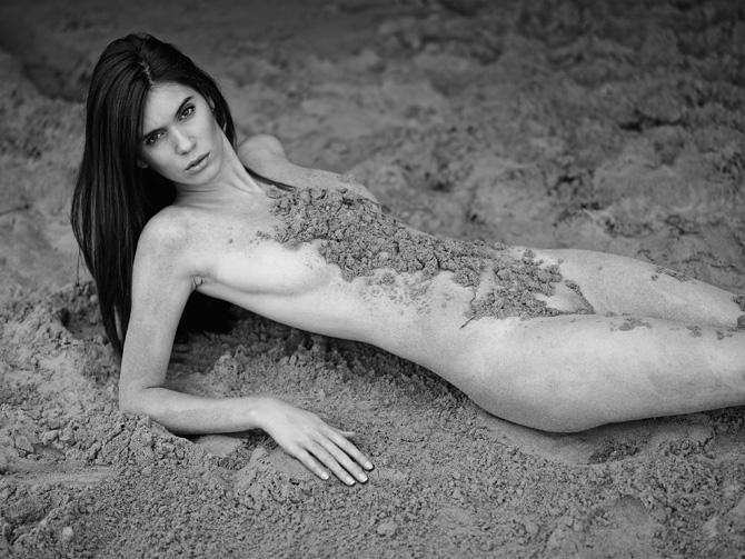 чёрно белое фото красивой девушки