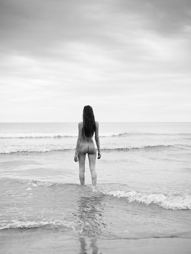 чёрно белое фото красивой девушки