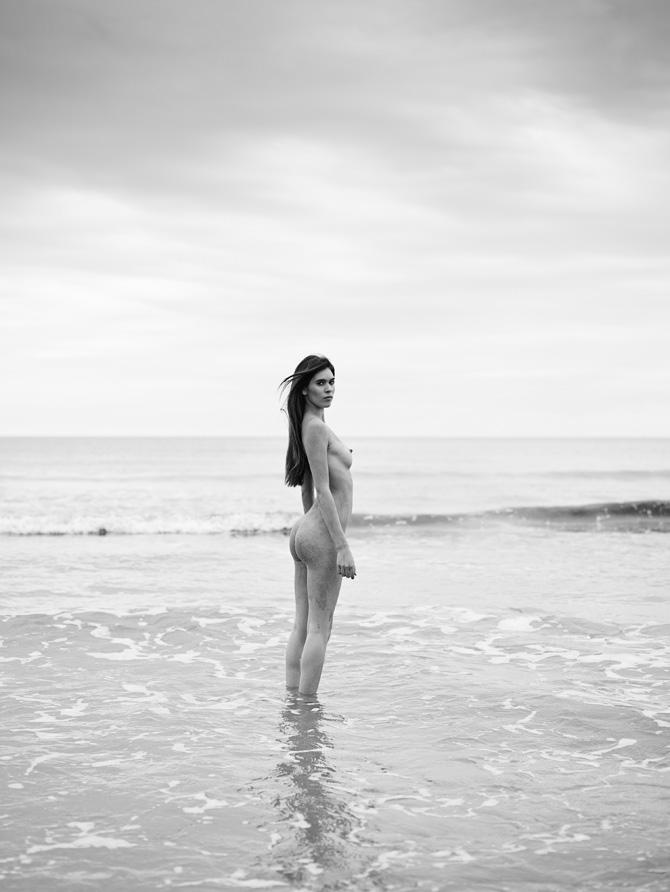 чёрно белое фото красивой девушки