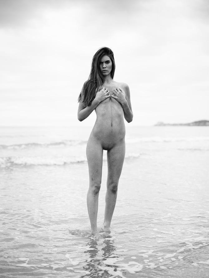 чёрно белое фото красивой девушки