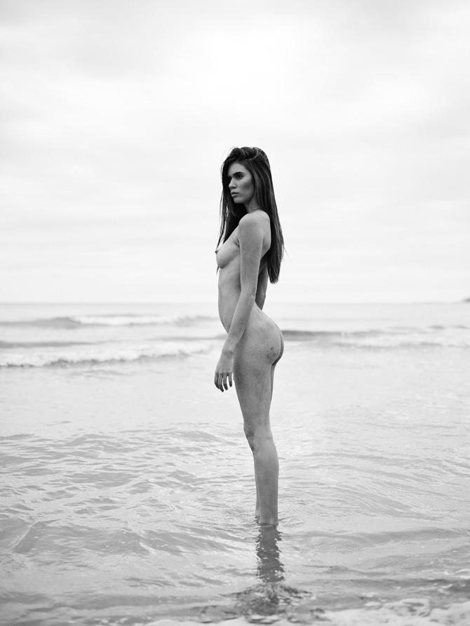 чёрно белое фото красивой девушки