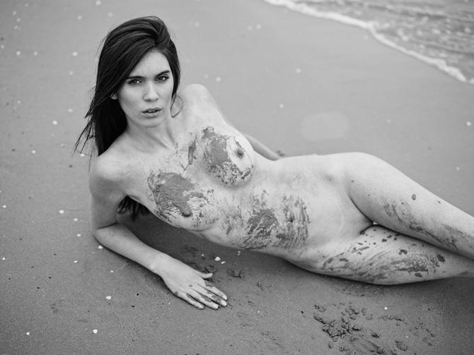 чёрно белое фото красивой девушки