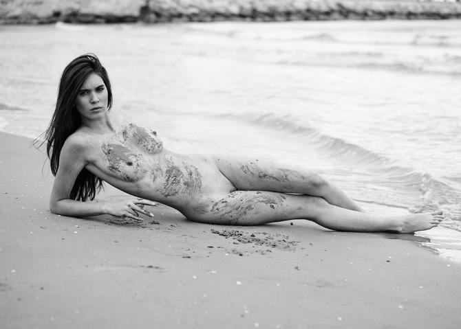 чёрно белое фото красивой девушки