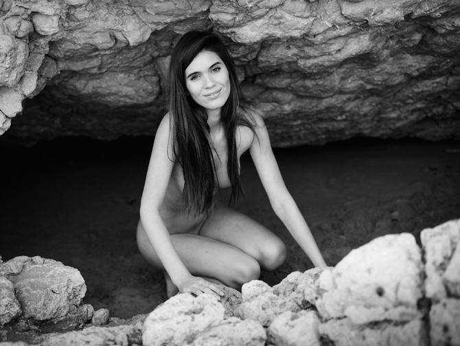 чёрно белое фото красивой девушки