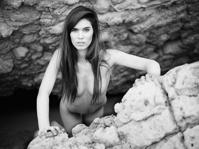 чёрно белое фото красивой девушки