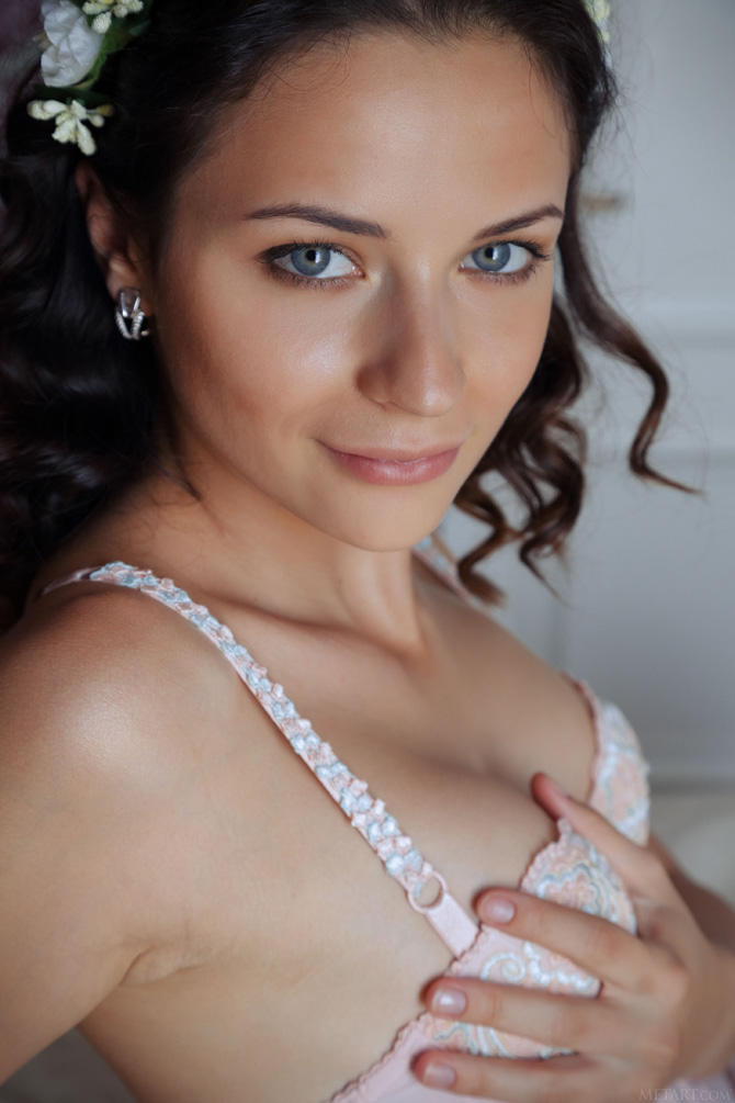 разделась до гола